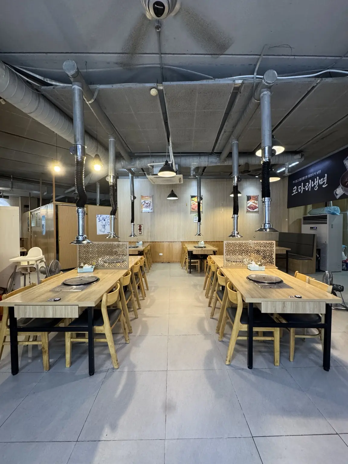 숯불구이 테이블을 갖춘 강남면옥 하노이점의 넓고 깔끔한 홀