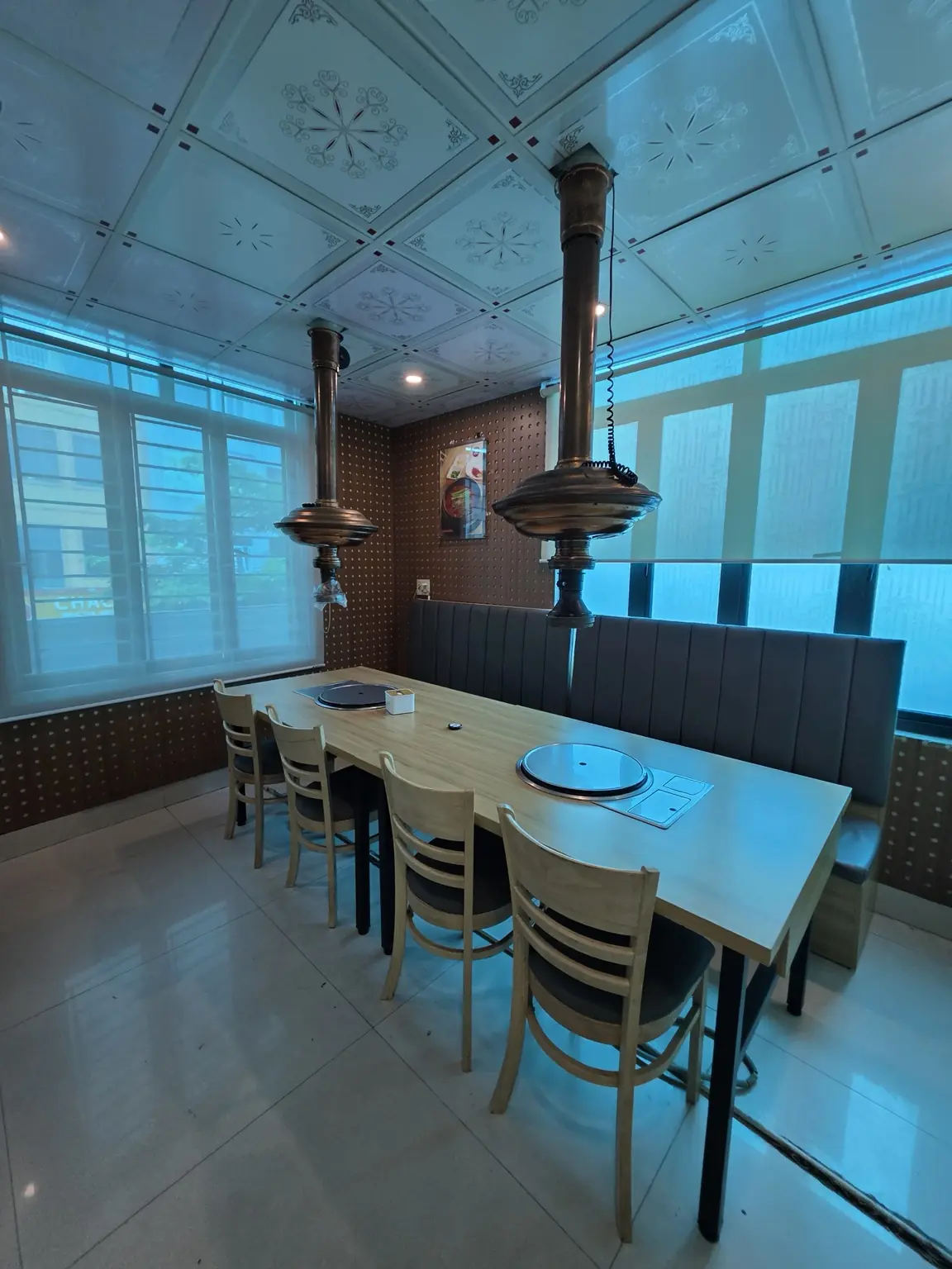창가 좌석이 있는 강남면옥 박닌점 내부