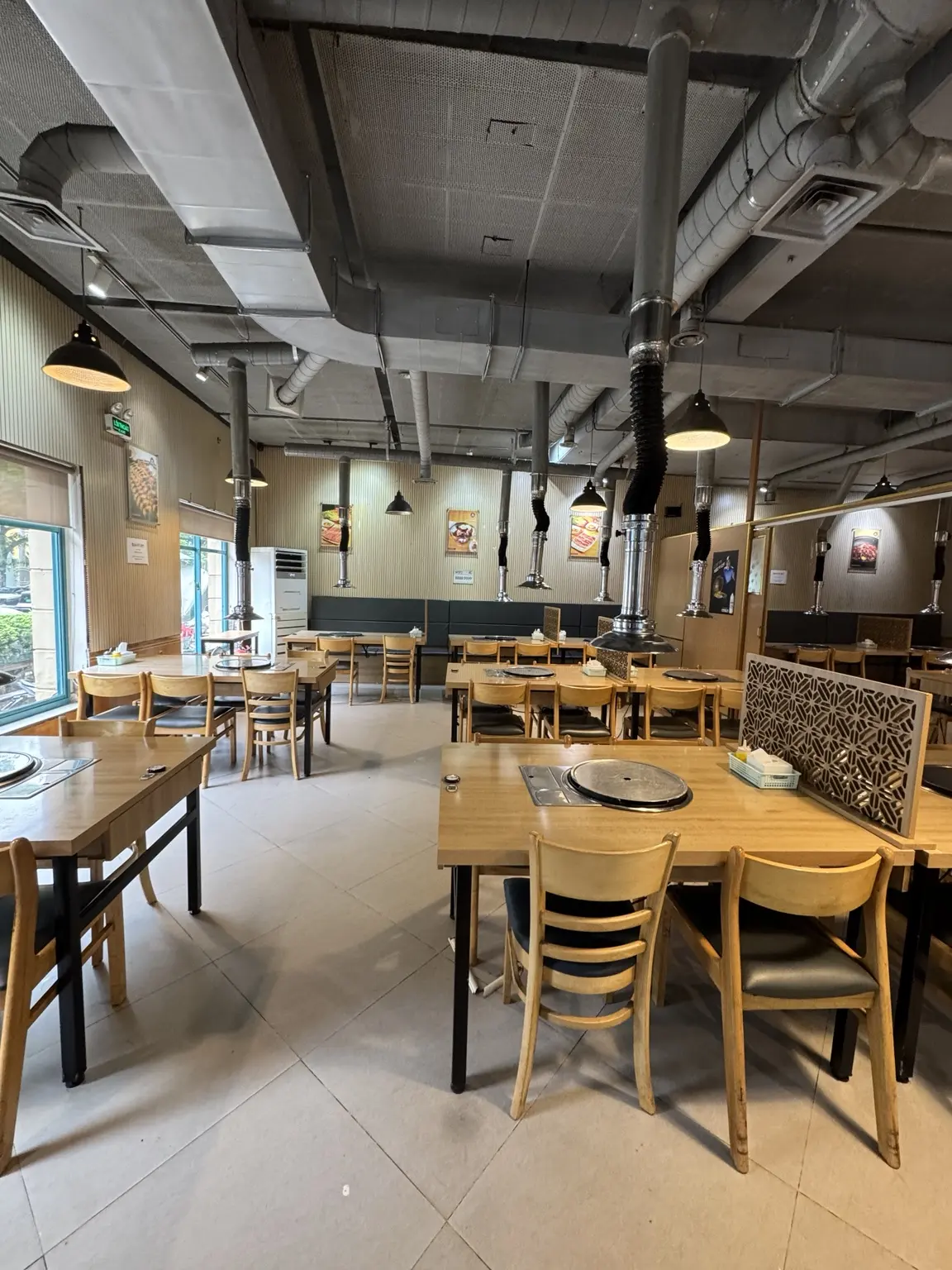 미딩 중심가에 위치한 강남면옥 하노이점의 넓은 홀