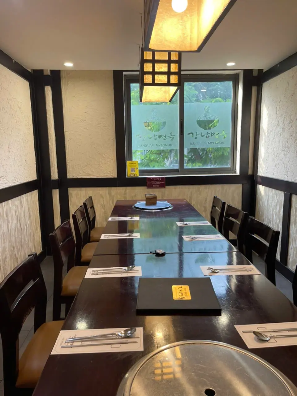 긴 테이블이 있는 강남면옥 호치민점 프라이빗 룸