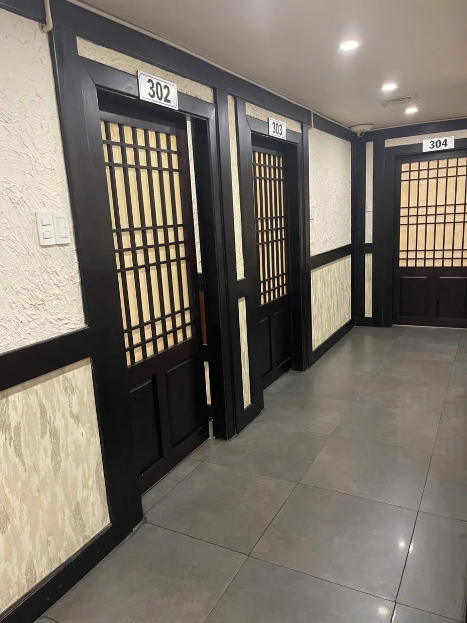 13개 독립 룸이 이어진 강남면옥 호치민점 복도