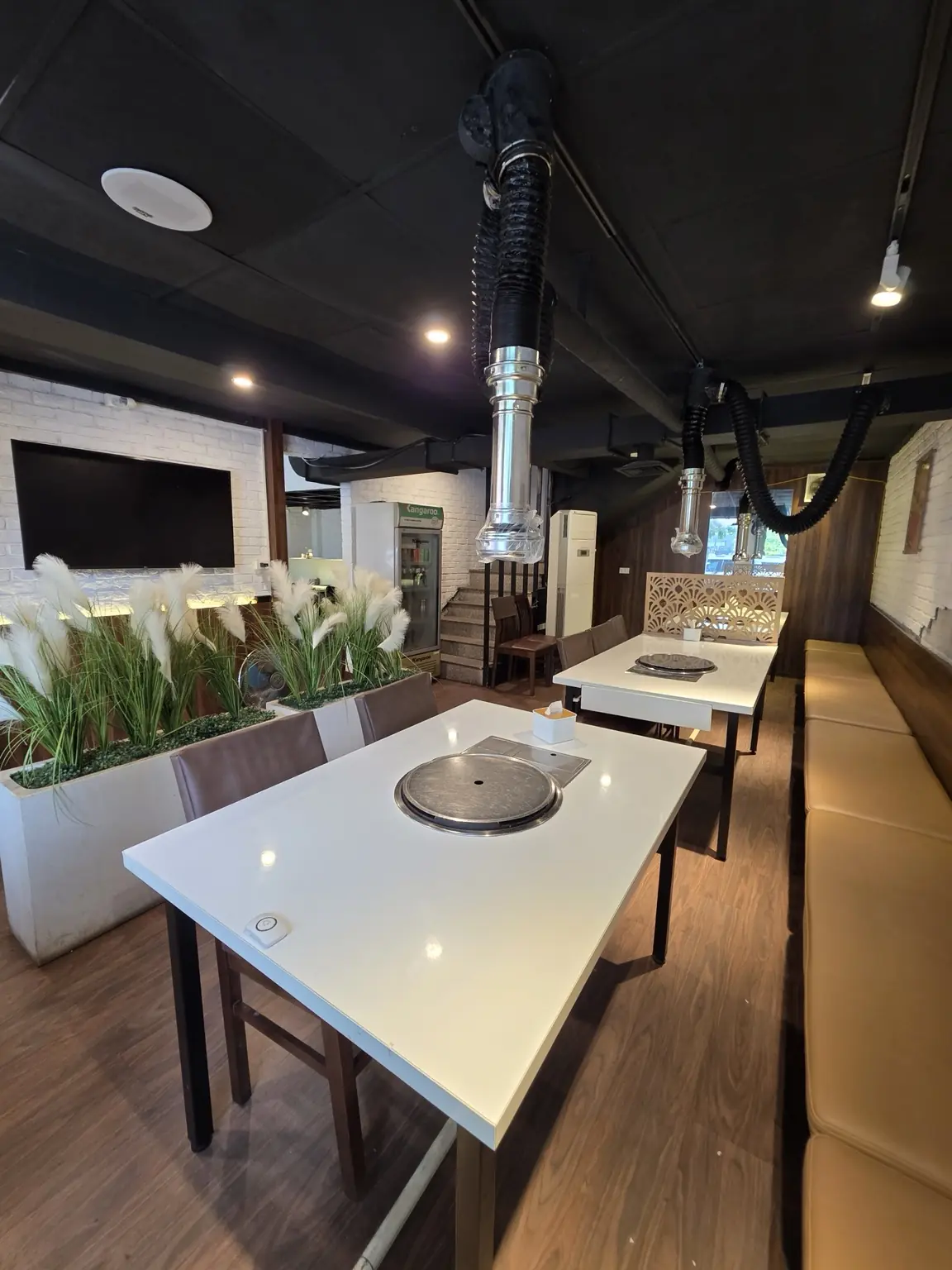 숯불구이 테이블이 있는 강남면옥 박닌점 홀